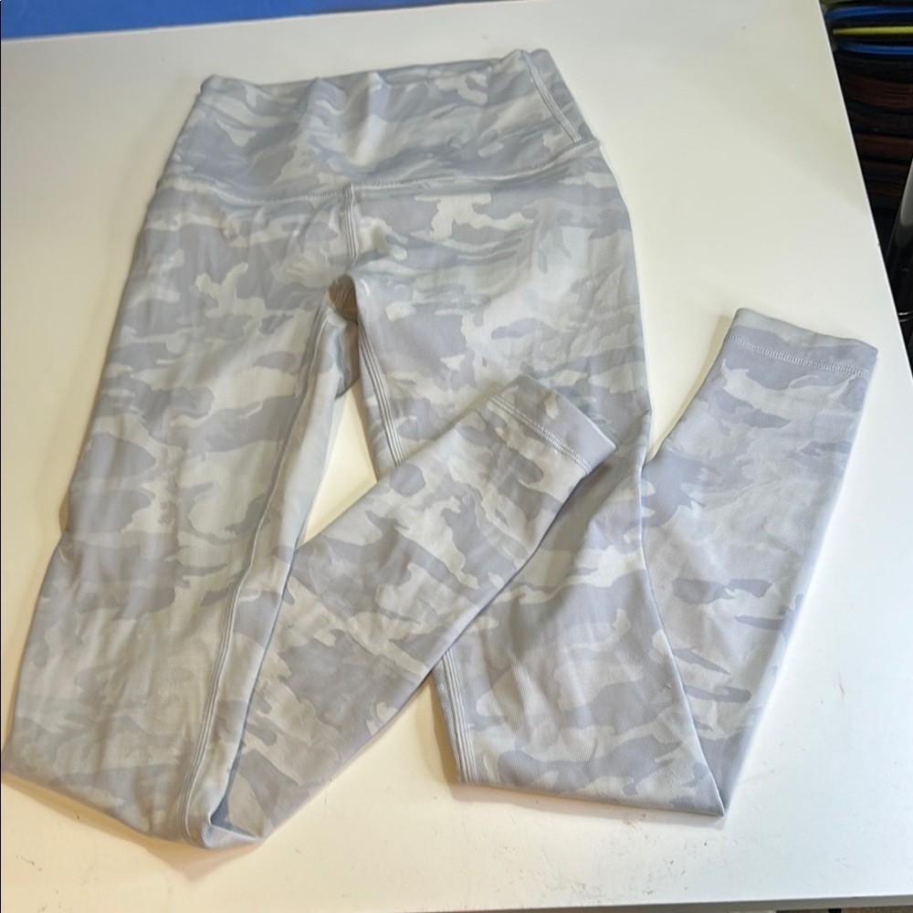 LULULEMON RIBBED WAIST HIGH RISE PANT WHITE AND FAINT BLUE CANO SIZE 4